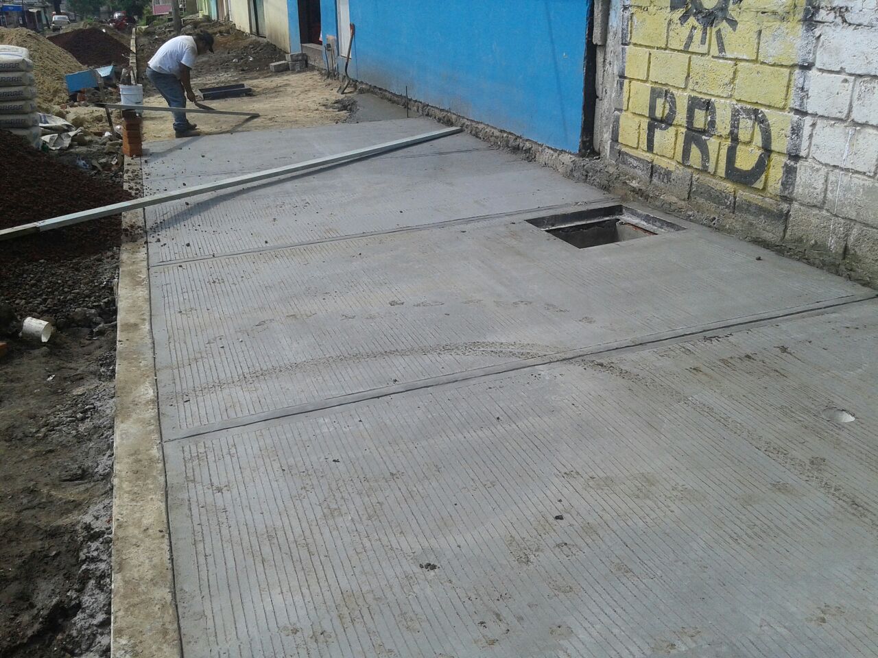 BANQUETA DE CONCRETO PREMEZCLADO F'C= 150 KG/CM2 AGREGADO MÁXIMO DE 3/4" DE DIAMETRO DE 8 CMS. DE ESPESOR, ACABADO CON RASTRILLO METÁLICO, INCLUYE VOLTEADOR, CIMBRA EN REGLAS, FRONTERAS Y DESCIMBRADO.